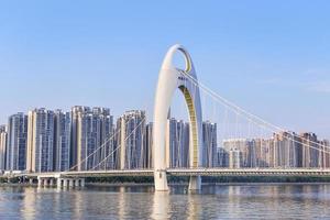 moderno ponte dentro Zhujiang rio e moderno construção do financeiro distrito dentro Guangzhou China. foto