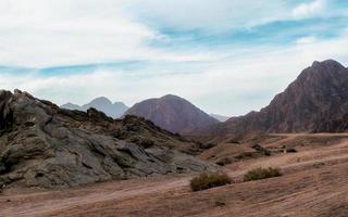 deserto com montanhas rochosas foto