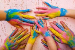 mãos pintado dentro diferente cores. conceito do amor, amizade, felicidade dentro família. foto