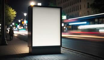 em branco Painel publicitário brincar para publicidade dentro a cidade, noite visualizar, bokeh efeito foto