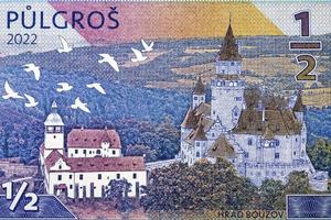 Bouzov castelo a partir de dinheiro foto