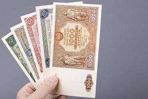 velho polonês zloty dentro a mão em uma cinzento fundo foto