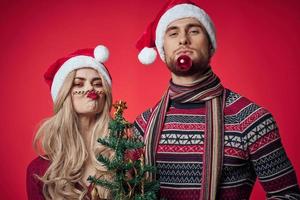 homem e mulher ficar de pé lado de lado emoções feriado romance Natal foto