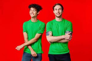 dois amigos verde Camisetas comunicação estilo de vida vermelho fundo foto