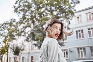 alegre mulher ao ar livre perto a árvore Diversão foto