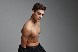 fofa masculino nu tronco Sediada atraente Veja estilo de vida modelo foto