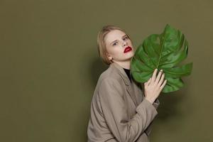 elegante mulher vermelho lábios Palma folha charme moda estilo de vida posando foto