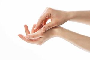 mulheres mãos creme pele Cuidado hidratante dermatologia foto
