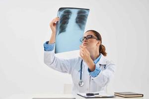 mulher médico radiologista raio X diagnóstico pulmão tratamento foto