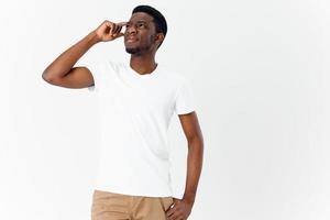 africano homem Veja intrigado interessado pessoa modelo foto