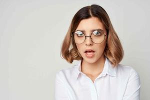 emocional o negócio mulher dentro branco camisa volta óculos fechar acima foto