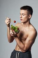 desportivo homem com prato do salada energia dieta e estilo de vida isolado fundo foto