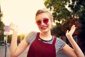 alegre mulher vestindo oculos de sol ao ar livre posando estilo de vida foto