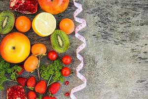 frutas, legumes e dentro a medida fita dentro dieta foto