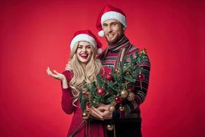 homem e mulher comemoro Natal felicidade romance vermelho fundo foto