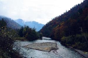 Alto floresta montanhas outono rio lindo panorama foto