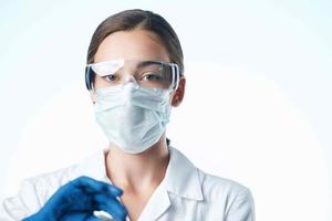 laboratório assistente dentro uma branco casaco médico mascarar pesquisa análises foto