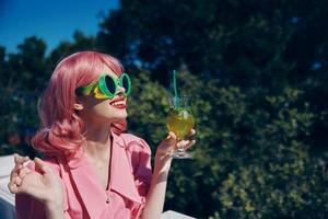 Deleitado jovem menina desfrutando uma colorida coquetel hotel terraço relaxamento conceito foto