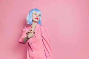 retrato do uma mulher dentro azul peruca Rosa vestir vermelho lábios estilo de vida posando foto