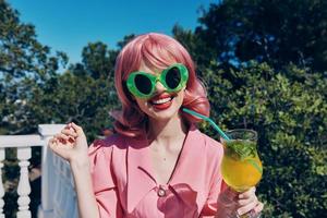 elegante mulher verde óculos glamour coquetel Diversão verão dia foto