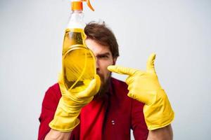 homem dentro amarelo luvas detergente limpeza profissional cortada Visão do tarefas domésticas estilo de vida foto