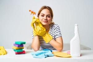 emocional mulher detergente limpeza ferramenta tarefas domésticas estilo de vida foto