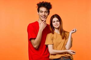 alegre jovem casal estilo de vida estúdio laranja fundo cortada Visão foto