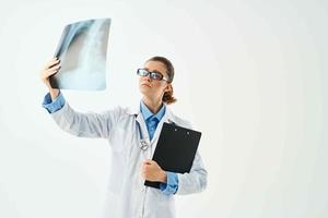 fêmea médico dentro branco casaco remédio diagnóstico saúde profissional foto