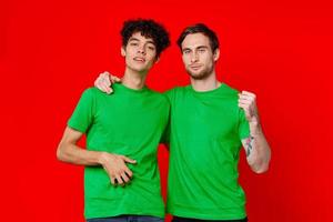 dois amigos abraçando dentro verde Camisetas amizade equipe comunicação foto