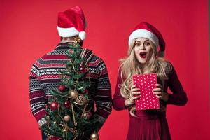 alegre casado casal Natal presentes Novo ano vermelho fundo foto