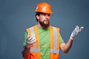 trabalhador homem construção uniforme emoções engenheiro profissional azul fundo foto