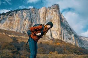 mulher turista com mochila em natureza outono estação viagem foto