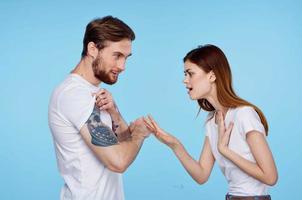 homem ou mulher vestindo branco Camisetas Diversão moda amizade foto