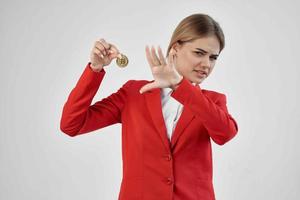 mulher dentro uma vermelho Jaqueta ouro moeda bitcoin isolado fundo foto