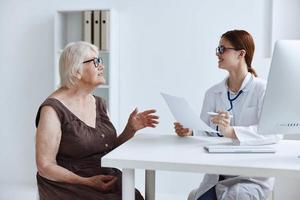 idosos mulher comunica com a médico saúde diagnóstico foto