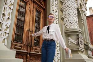 bonita mulher em a rua perto a construção descansar comunicação foto