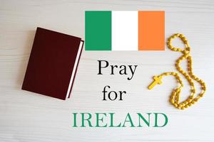 orar para Irlanda. rosário e piedosos Bíblia fundo. foto