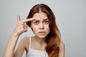 lindo mulher com uma espinha em a face cosmetologia estúdio foto