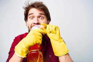 homem dentro amarelo borracha luvas detergente tarefas domésticas Renderização Serviços fechar-se foto