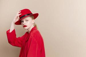 elegante mulher vermelho lábios moda Jaqueta cosméticos estilo de vida posando foto