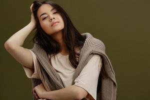 jovem mulher suéter em a ombros posando roupas moda isolado fundo foto