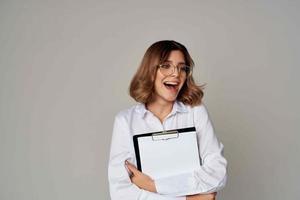 alegre o negócio mulher secretário dentro branco camisa documentos trabalhos foto