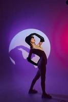 lindo elegante menina cena Holofote posando néon estúdio modelo inalterado foto