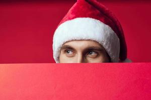 emocional homem dentro uma Natal vermelho brincar poster estúdio posando foto