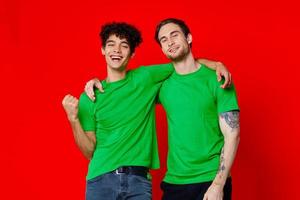 engraçado amigos verde Camisetas abraços emoções alegria vermelho fundo foto