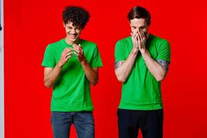 dois homens dentro verde Camisetas três esquadrões emoções Diversão foto