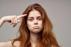 lindo mulher dentro uma branco camiseta espinhas em a face fechar-se foto