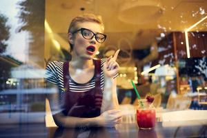 mulher sentado dentro uma restaurante com uma coquetel solidão pensativo Veja foto