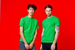 dois amigos dentro verde Camisetas Diversão comunicação vermelho fundo foto