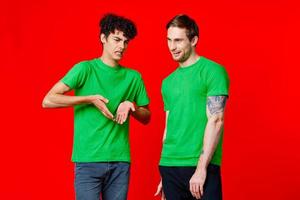 dois amigos dentro verde Camisetas Diversão comunicação vermelho fundo foto